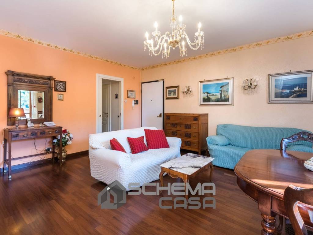 appartamento in vendita a Roma in zona Axa