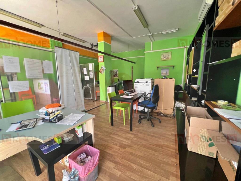 negozio in vendita a Roma in zona Torre Spaccata
