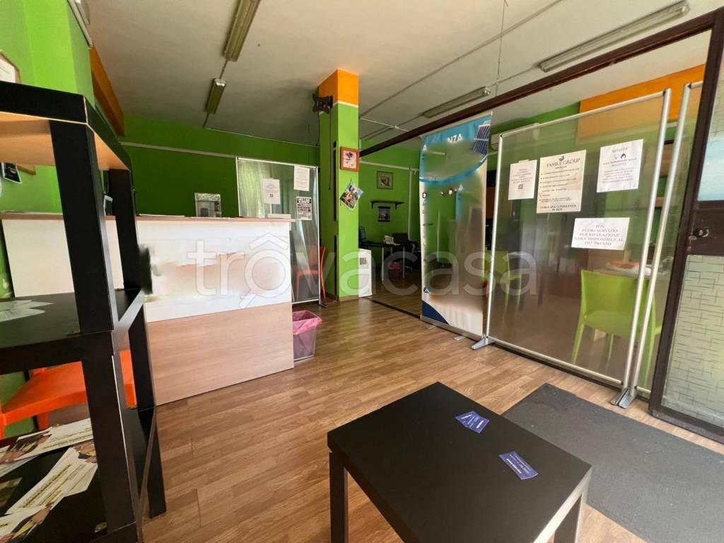 negozio in vendita a Roma in zona Torre Spaccata