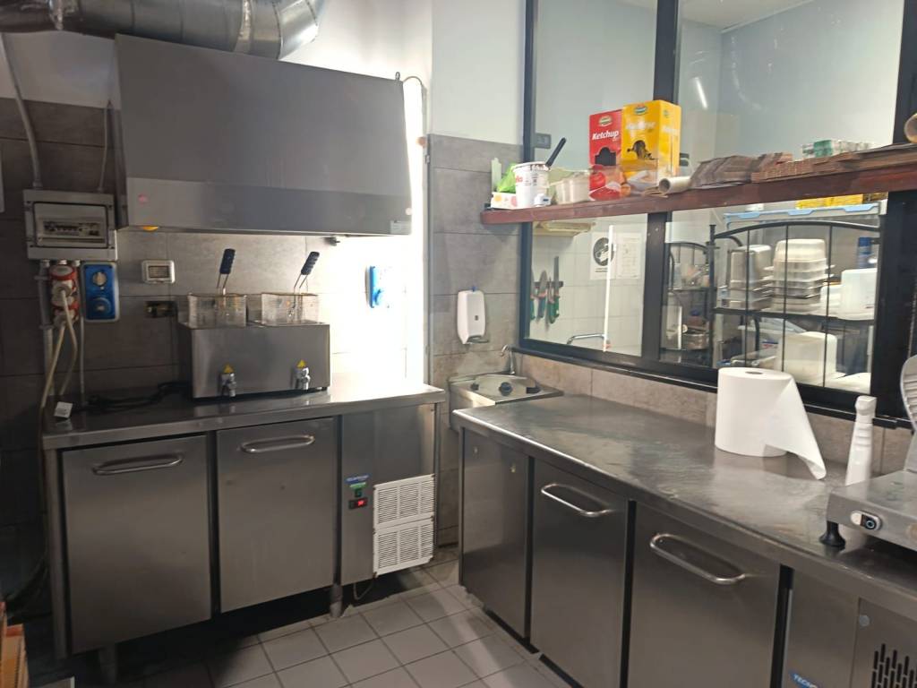 negozio in vendita a Roma in zona Appio Claudio