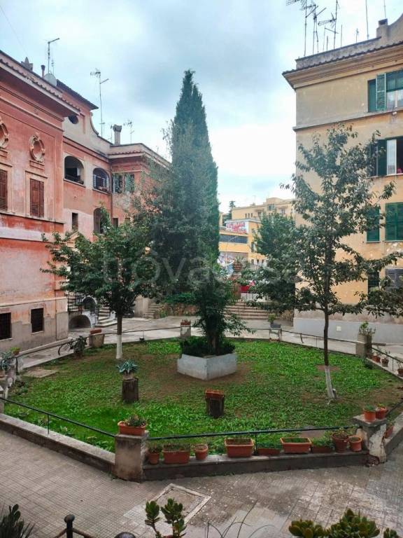 appartamento in vendita a Roma in zona Ostiense