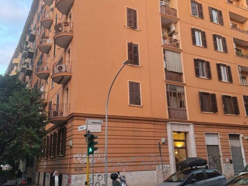 appartamento in vendita a Roma in zona Appio Latino