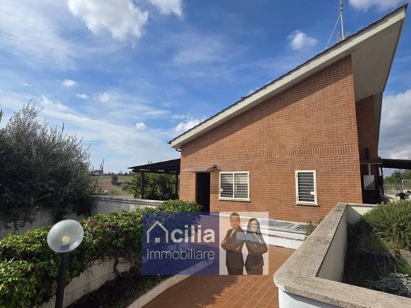 casa indipendente in vendita a Roma in zona Massimina/Casal Lumbroso