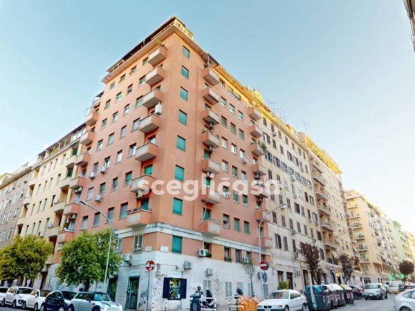 negozio in vendita a Roma in zona Tuscolano