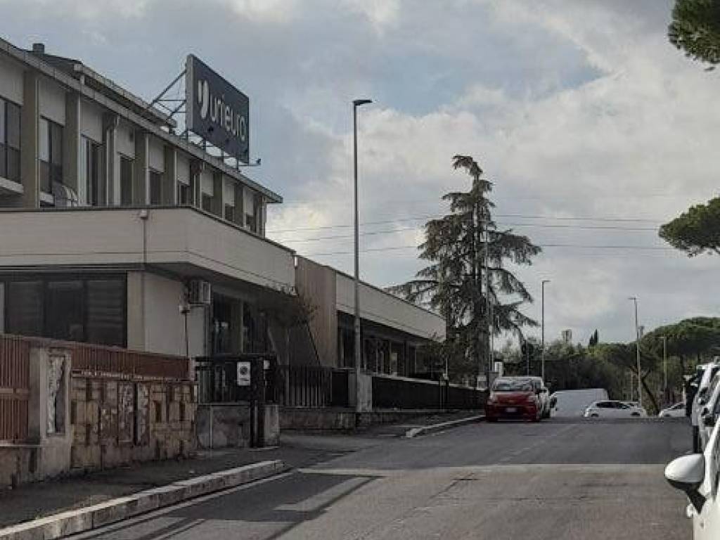 negozio in vendita a Roma in zona Torrevecchia