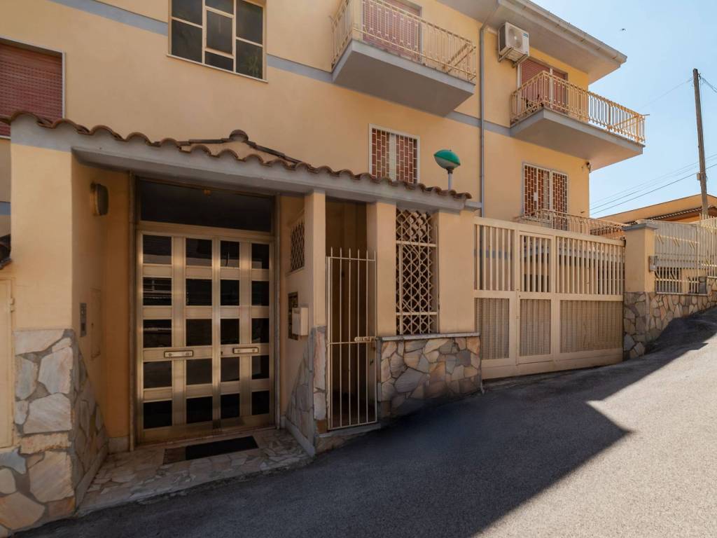 locale commerciale in vendita a Roma in zona Borghesiana