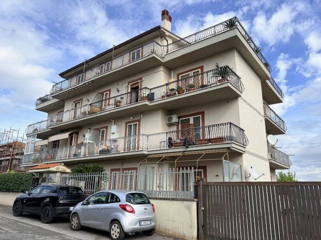 appartamento in vendita a Roma in zona Falcognana