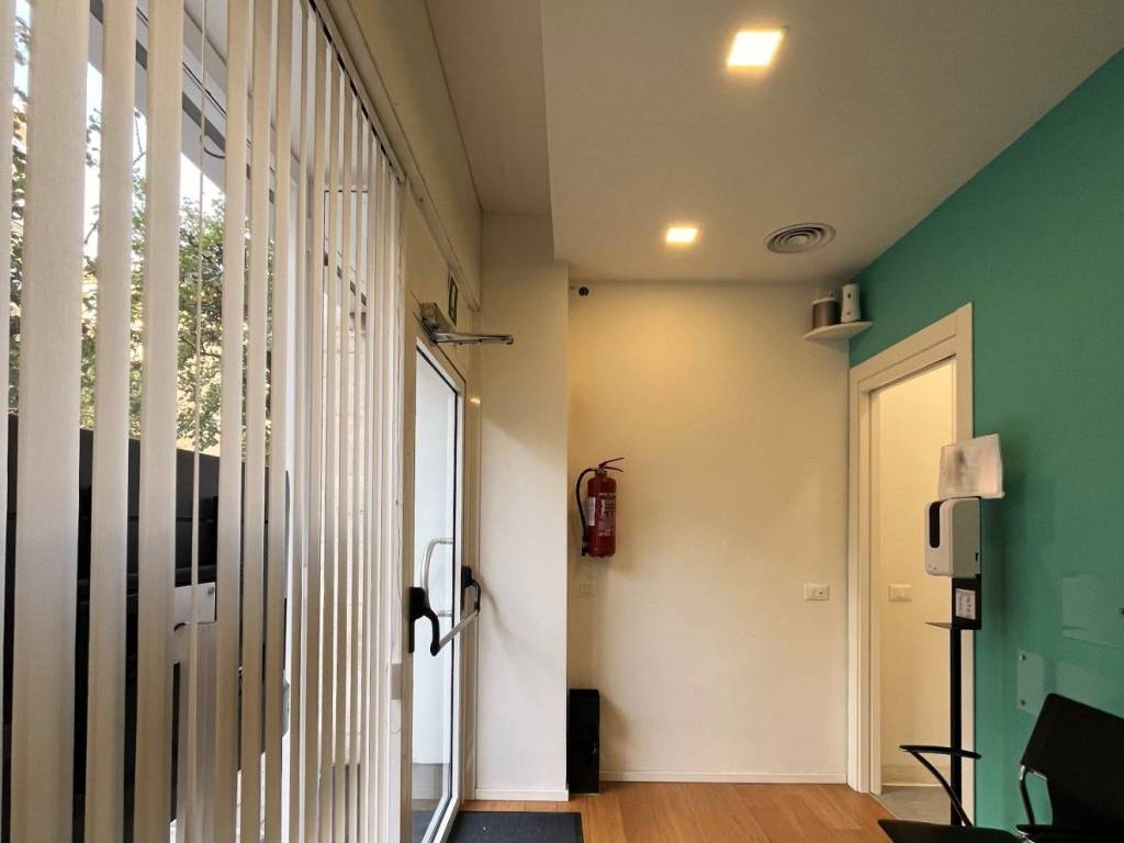 negozio in vendita a Roma in zona Appio Latino