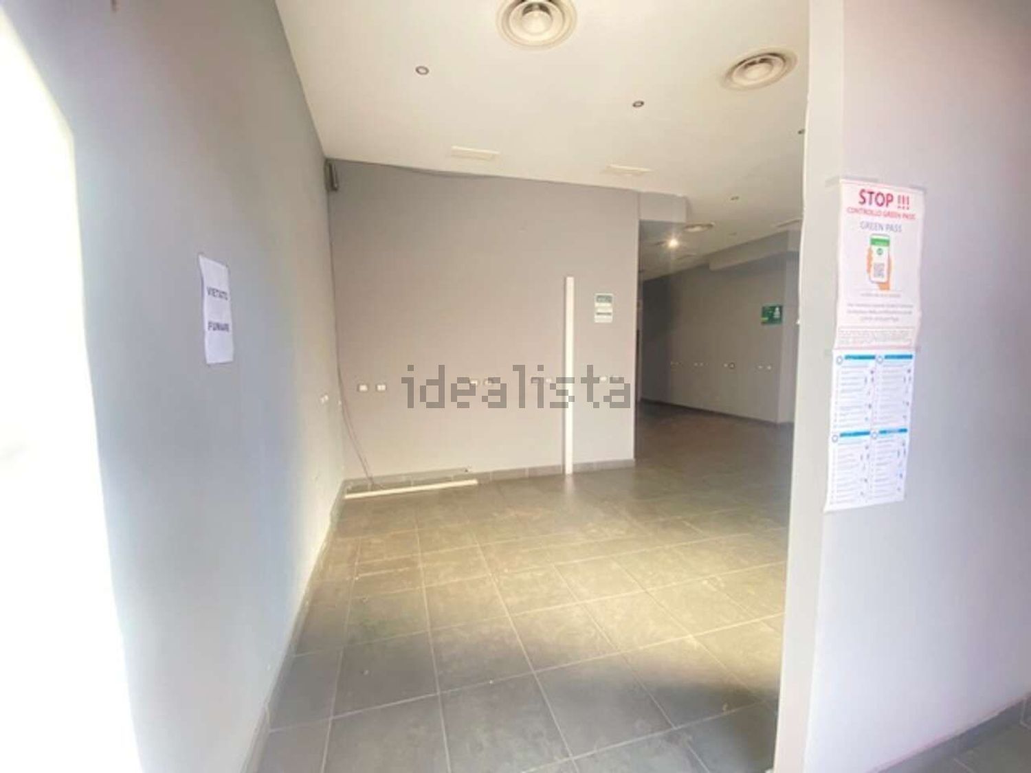 locale commerciale in vendita a Roma in zona Appio Claudio