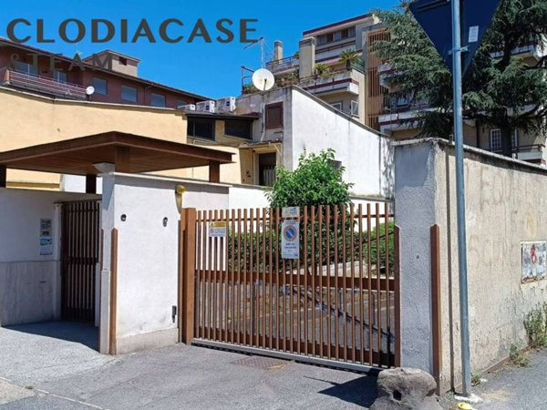 locale commerciale in vendita a Roma in zona Appio Latino