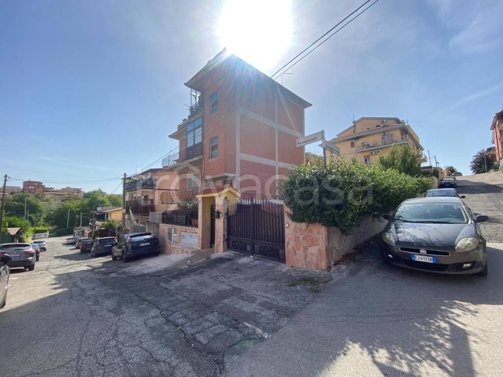 appartamento in vendita a Roma in zona Ponte di Nona