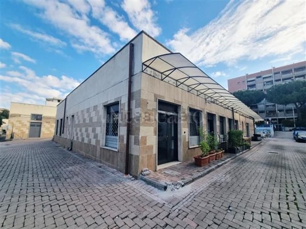 locale commerciale in vendita a Roma in zona Torre Maura