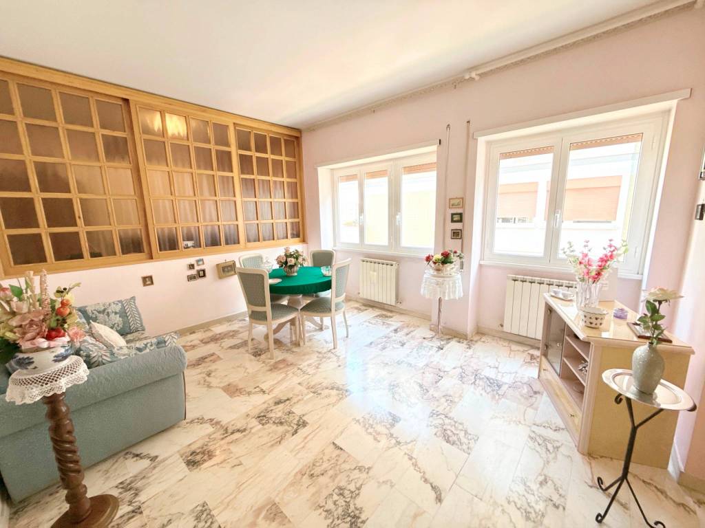 appartamento in vendita a Roma in zona Castel Fusano
