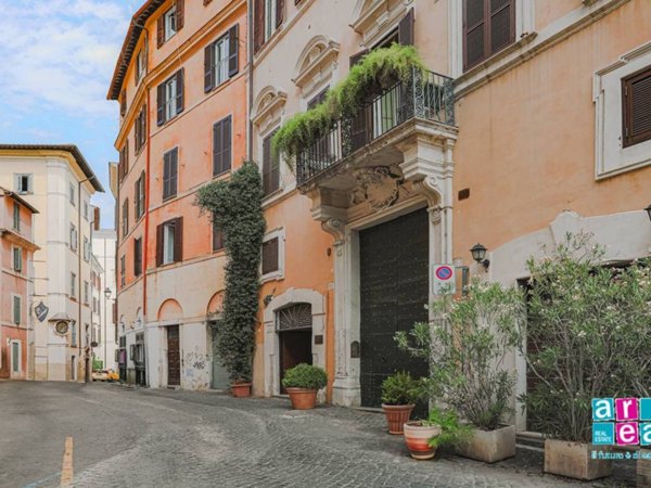 negozio in vendita a Roma in zona Rione Regola