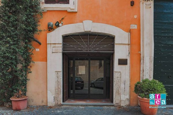 negozio in vendita a Roma in zona Rione Regola