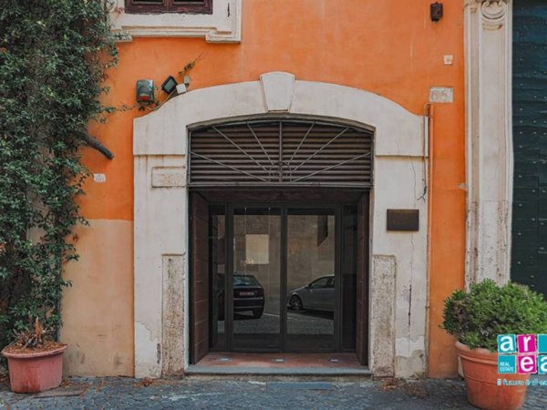 negozio in vendita a Roma in zona Rione Regola