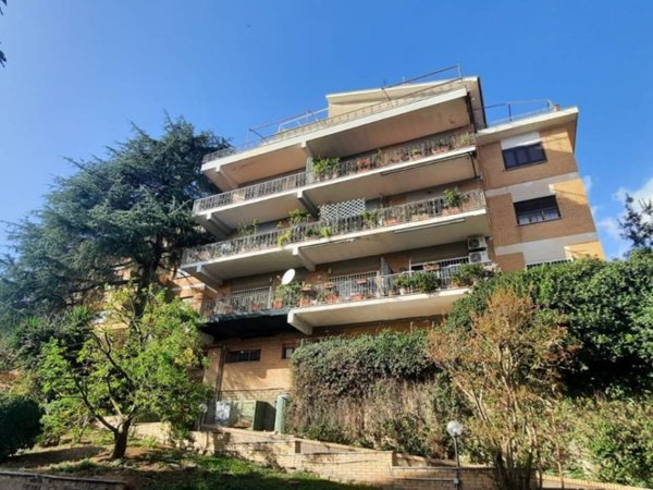 appartamento in vendita a Roma in zona Tomba di Nerone