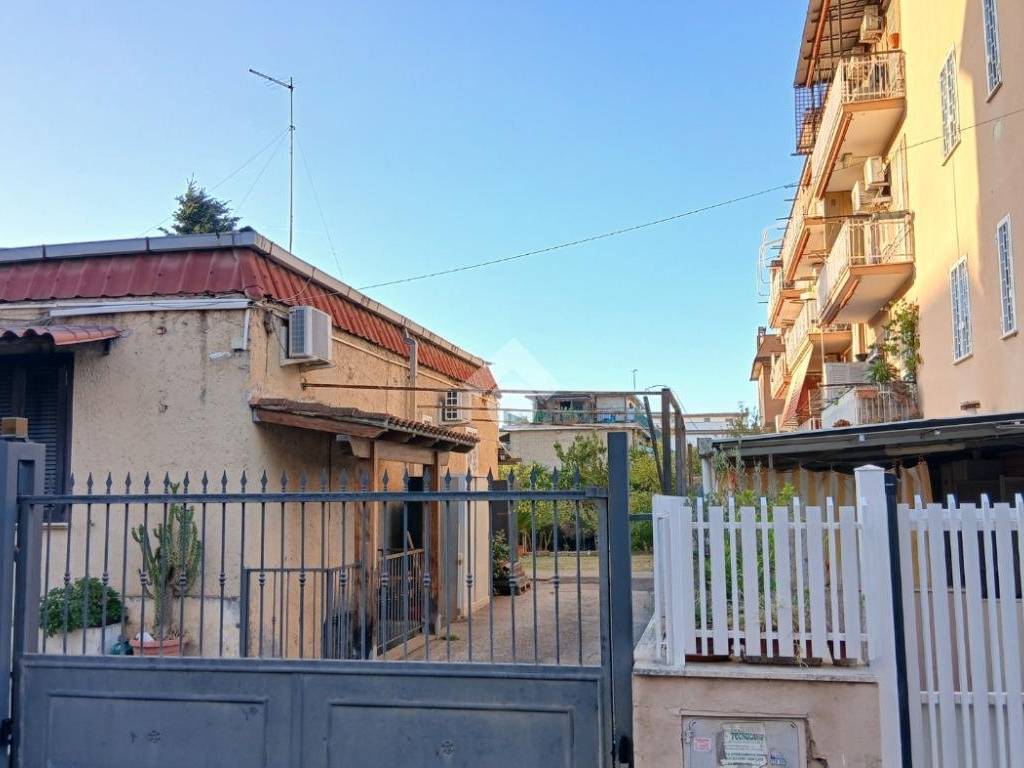 appartamento in vendita a Roma in zona Torre Angela