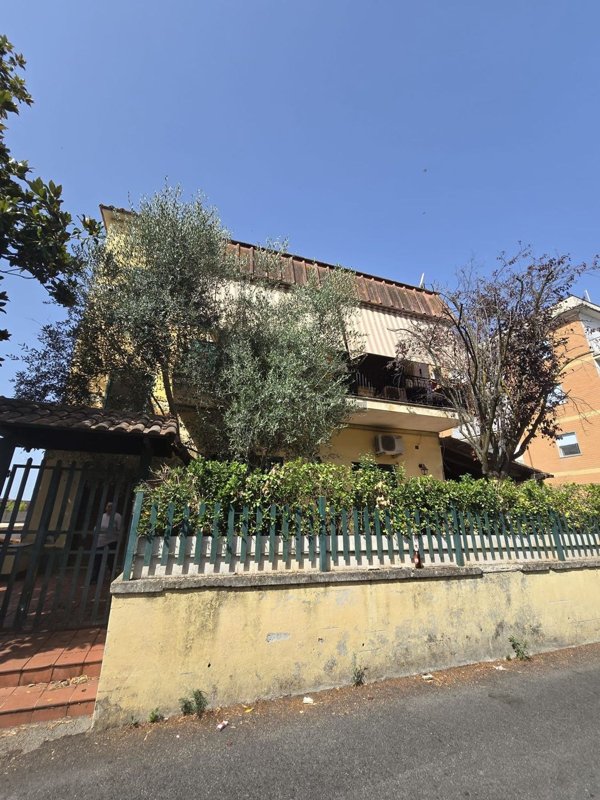 appartamento in vendita a Roma in zona Valle Muricana