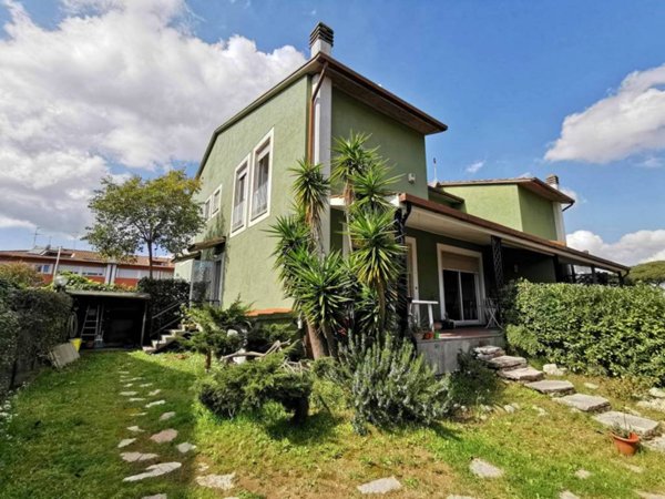 casa indipendente in vendita a Roma in zona Casal Palocco