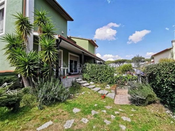 casa indipendente in vendita a Roma in zona Casal Palocco