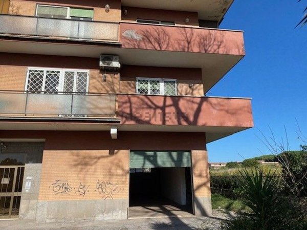 locale di sgombero in vendita a Roma in zona Casal Palocco