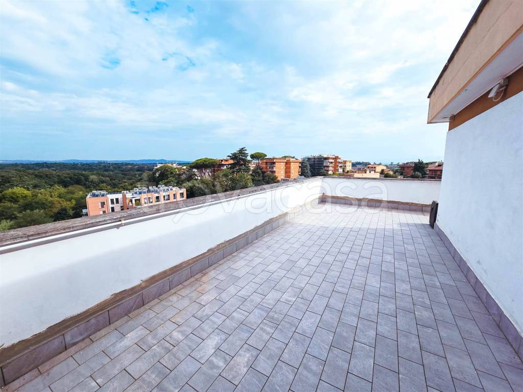 appartamento in vendita a Roma in zona Tomba di Nerone