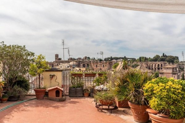 appartamento in vendita a Roma in zona Rione Monti/Campitelli