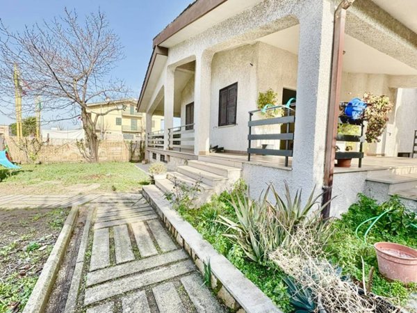 casa indipendente in vendita a Roma in zona Lunghezza
