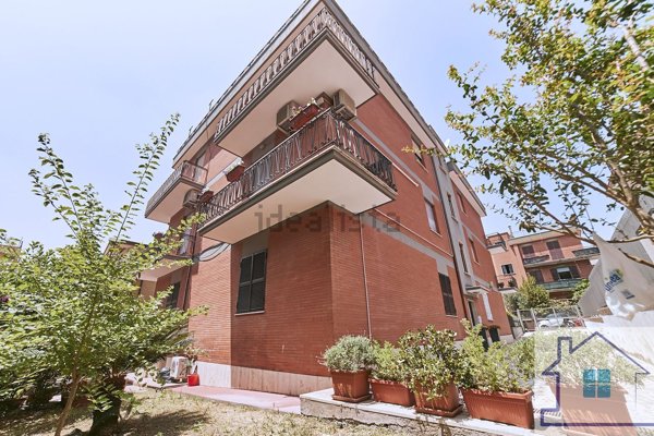 appartamento in vendita a Roma in zona Torre Angela