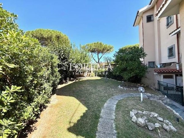 appartamento in vendita a Roma in zona Axa