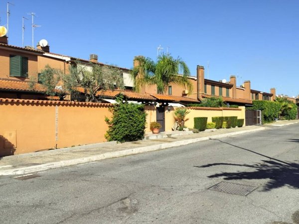 casa indipendente in vendita a Roma in zona Infernetto