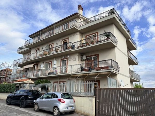 appartamento in vendita a Roma in zona Falcognana