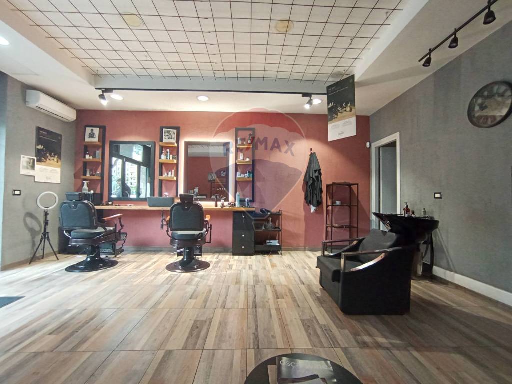 negozio in vendita a Roma in zona Ardeatino