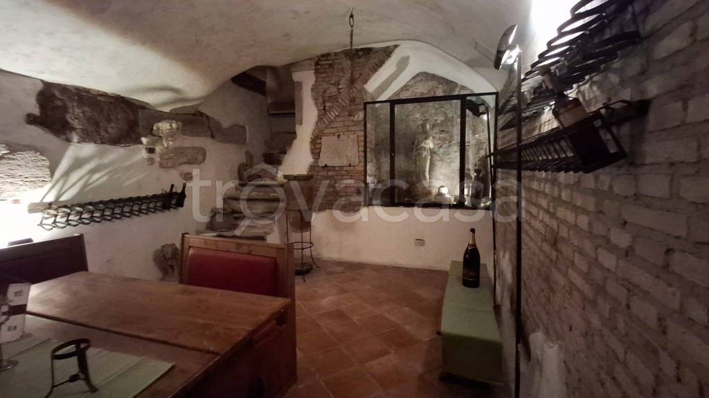 negozio in vendita a Roma in zona Rione Regola