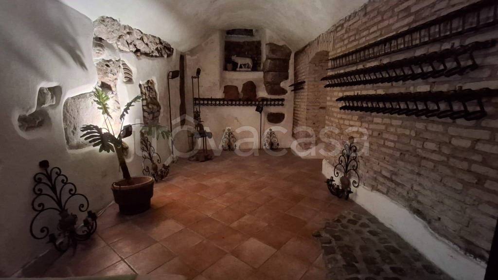 negozio in vendita a Roma in zona Rione Regola
