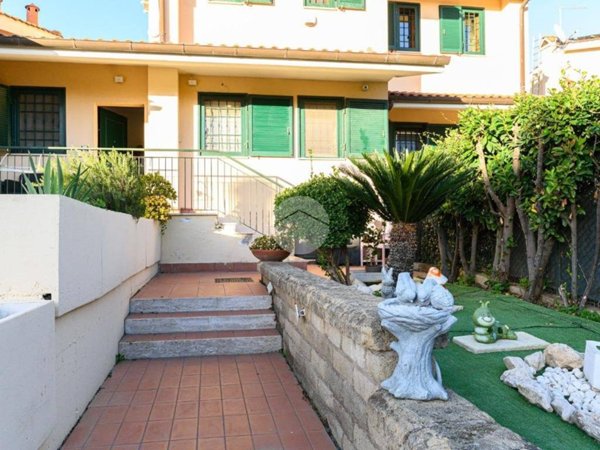 casa indipendente in vendita a Roma in zona Pantan Monastero