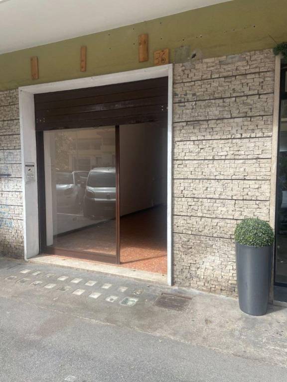 negozio in vendita a Roma in zona Portuense