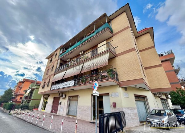 appartamento in vendita a Roma in zona Torre Angela
