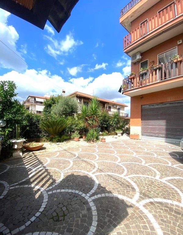 appartamento in vendita a Roma in zona Lago Regillo