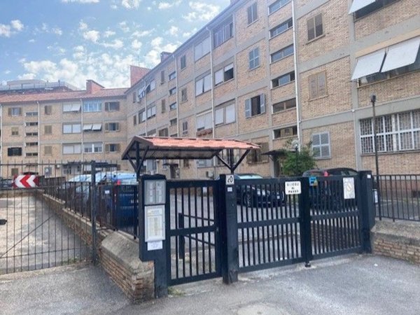 appartamento in vendita a Roma in zona Torre Spaccata