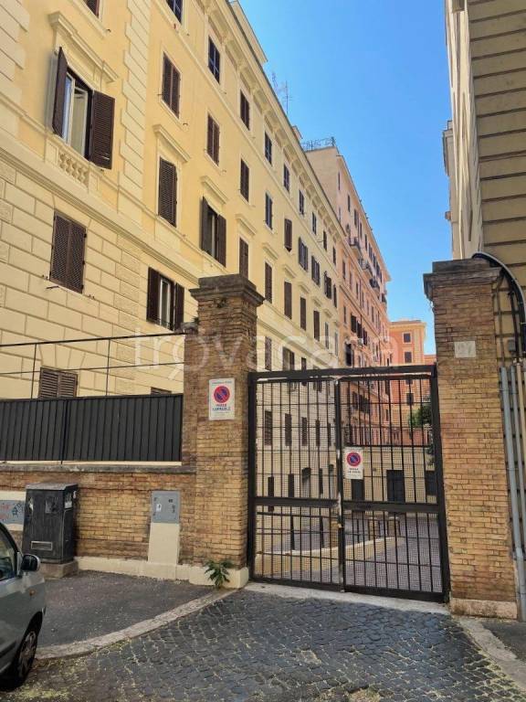 locale commerciale in vendita a Roma in zona Rione Prati