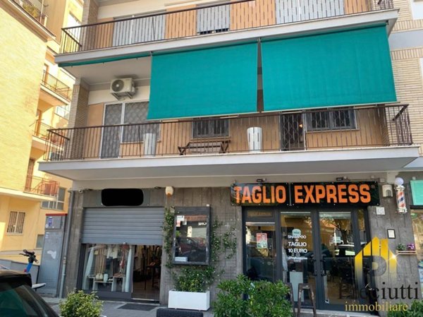 negozio in vendita a Roma in zona Tuscolano