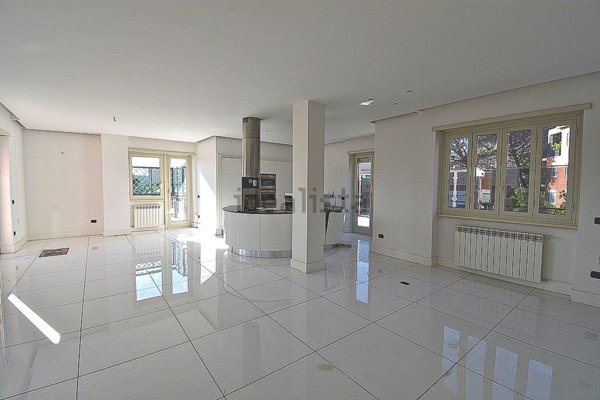 appartamento in vendita a Roma in zona Tomba di Nerone