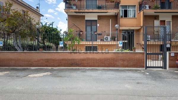 appartamento in vendita a Roma in zona Lago Regillo