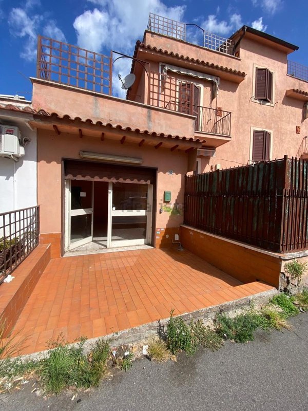 locale commerciale in vendita a Roma in zona Tomba di Nerone