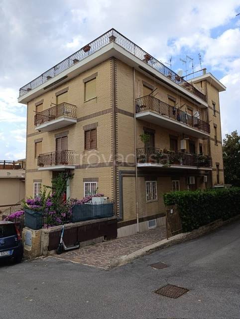 appartamento in vendita a Roma in zona Sette Bagni