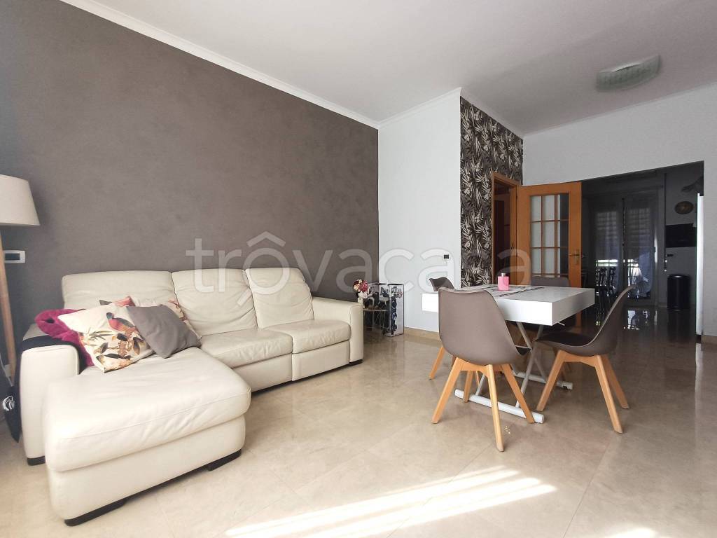 appartamento in vendita a Roma in zona Torre Spaccata