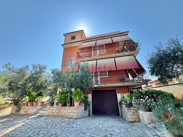 appartamento in vendita a Roma in zona Colle del Sole