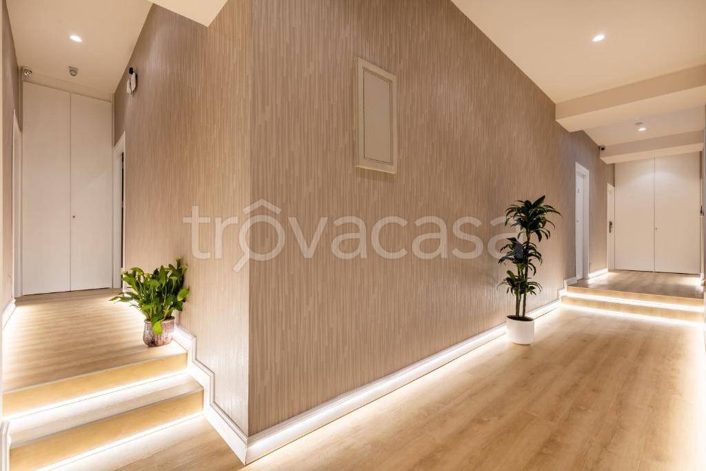 negozio in vendita a Roma in zona Trevi-Colonna